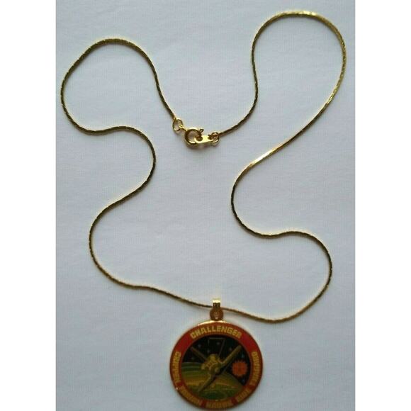 Space Shuttle Challenger Cloisonne Medallion Necklace Vintage NOS Nasa Pendant - Picture 4 of 7